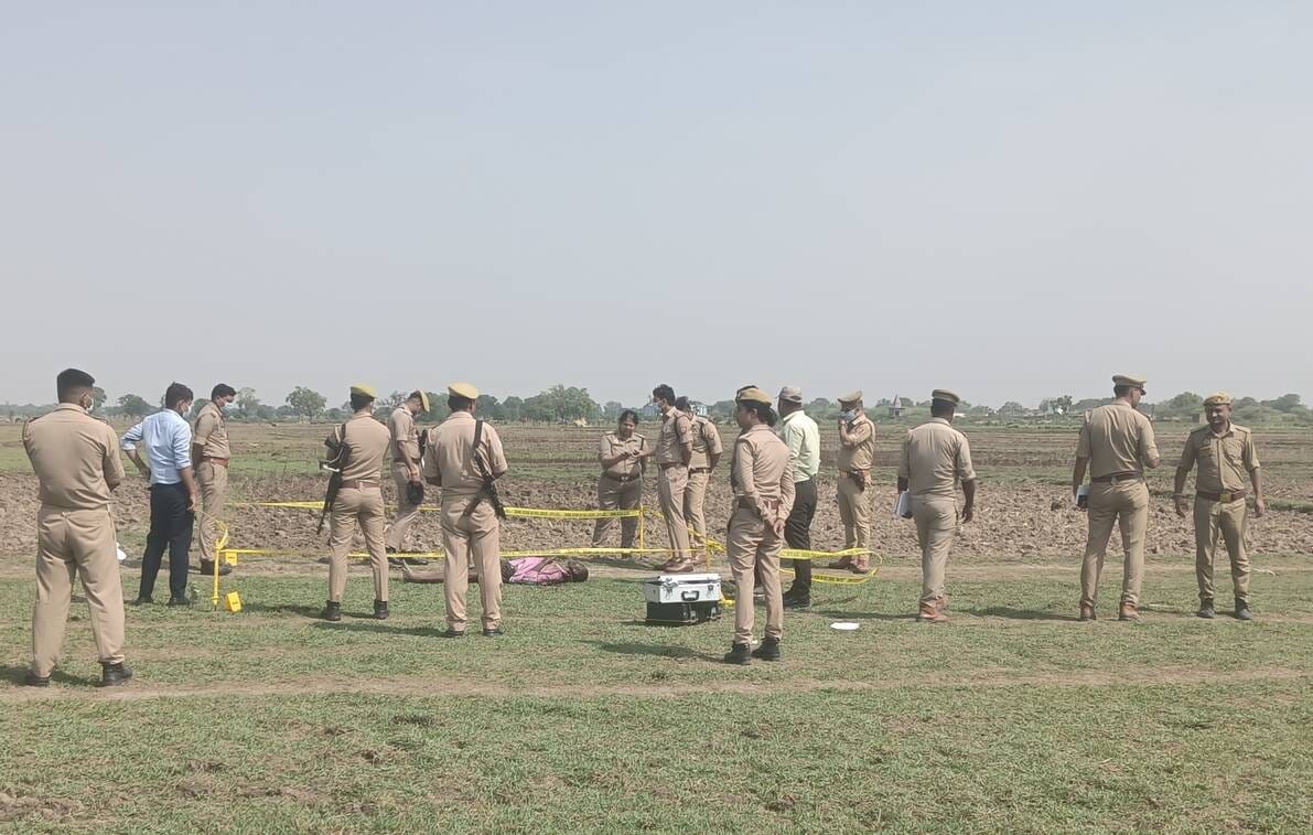 घटना स्थल पर जांच पड़ताल करते पुलिस अधिकारी। संवाद घटना स्थल पर जांच पड़ताल करते पुलिस अधिकारी। संवाद