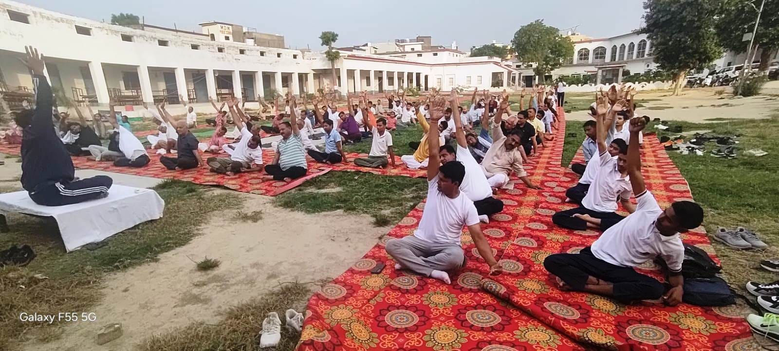 जानीखुर्द। अमर उजाला द्वारा आयोजित योग कार्यक्रम में जेएमसी कॉलेज में योग करते हुए फोटो संवाद जानीखुर्द। अमर उजाला द्वारा आयोजित योग कार्यक्रम में जेएमसी कॉलेज में योग करते हुए फोटो संवाद