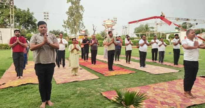 जानीखुर्द। अमर उजाला द्वारा आयोजित योग कार्यक्रम में जेएमसी कॉलेज में योग करते हुए फोटो संवाद जानीखुर्द। अमर उजाला द्वारा आयोजित योग कार्यक्रम में जेएमसी कॉलेज में योग करते हुए फोटो संवाद
