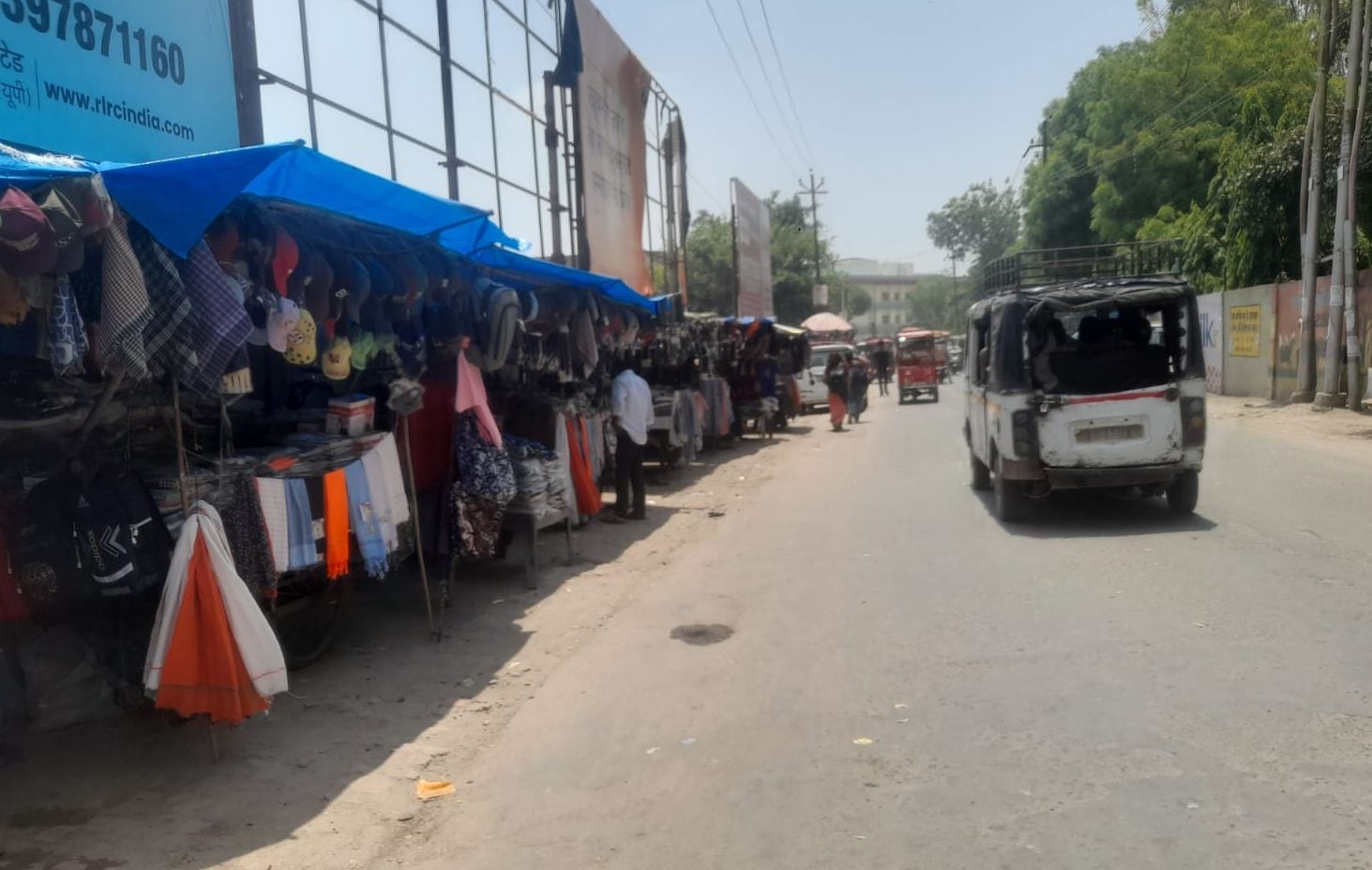 कचहरी के बाहर सड़क पर खड़े दो पहिया वाहन। संवाद