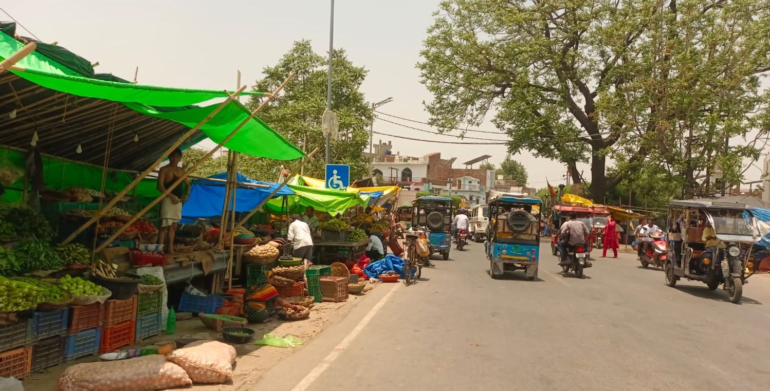 कचहरी के बाहर सड़क पर खड़े दो पहिया वाहन। संवाद