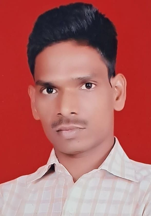 कचहरी के बाहर सड़क पर खड़े दो पहिया वाहन। संवाद