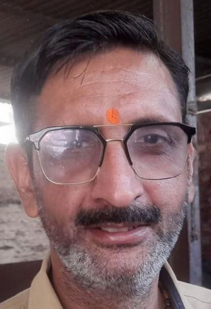 कचहरी के बाहर सड़क पर खड़े दो पहिया वाहन। संवाद