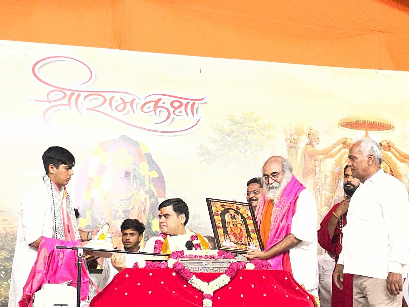 खरखौदा में चल रही श्री राम कथा सुनते भक्त(संवाद)
