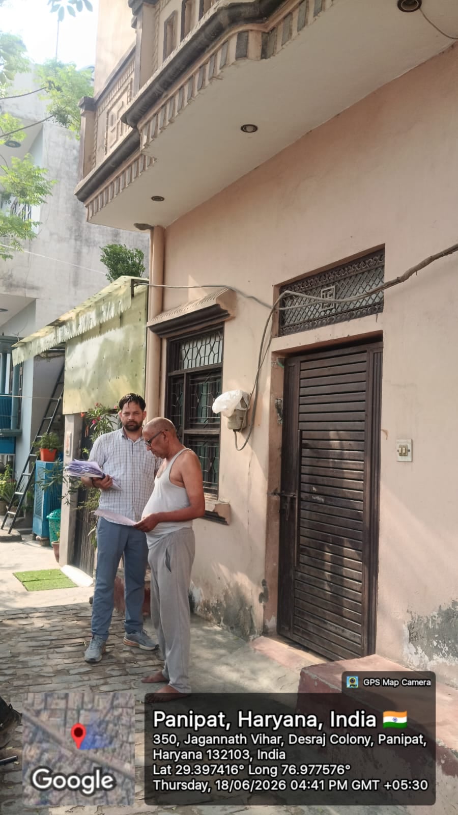 मकान पर नोटिस चस्पा करते निगम के कर्मचारी। स्रोत : निगम मकान पर नोटिस चस्पा करते निगम के कर्मचारी। स्रोत : निगम