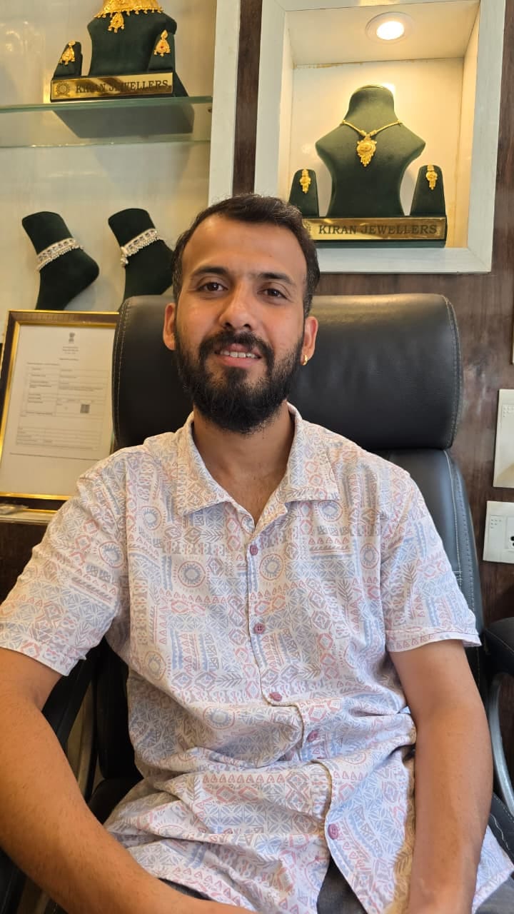 मनोज चौहान, इलेक्ट्रॉनिक्स विक्रेता