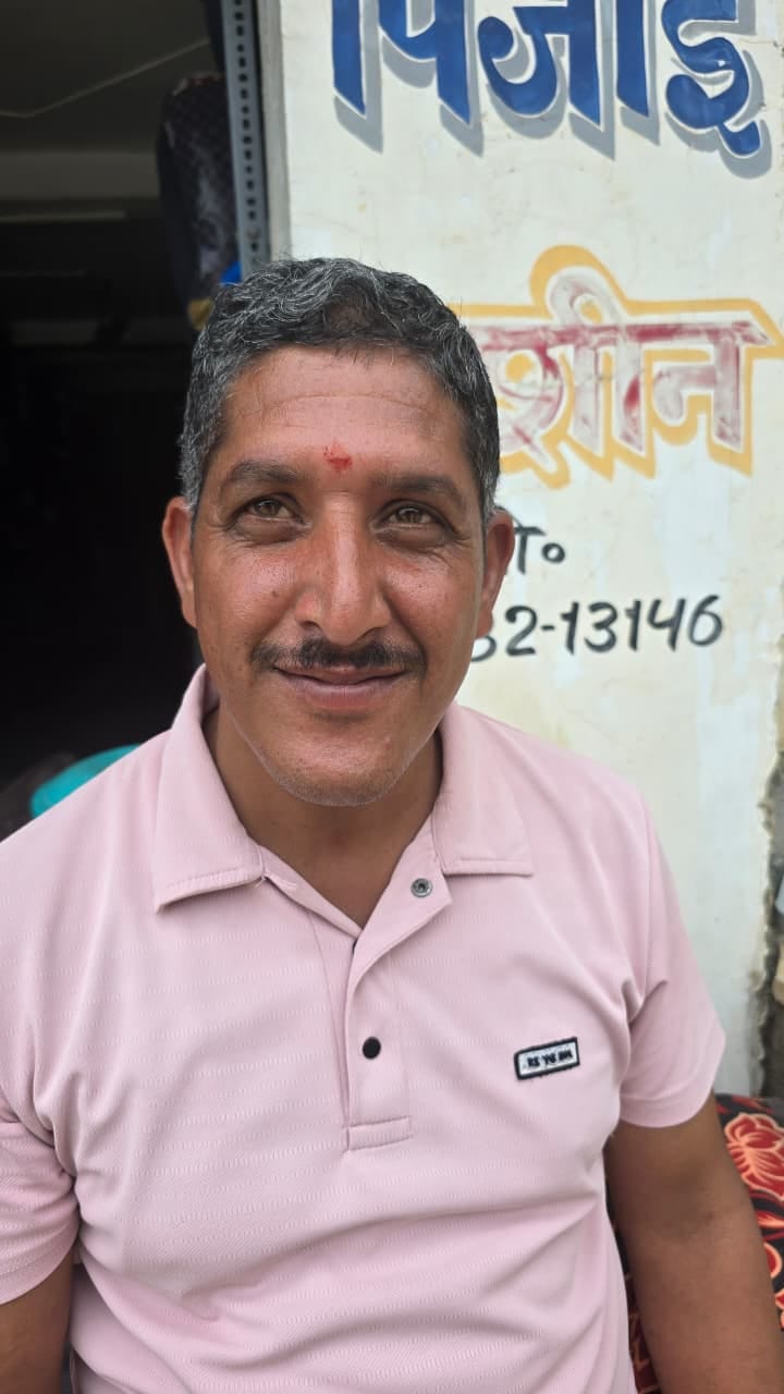मनोज चौहान, इलेक्ट्रॉनिक्स विक्रेता