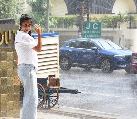 मौसम के रंग... धूप, आंधी और बारिश।