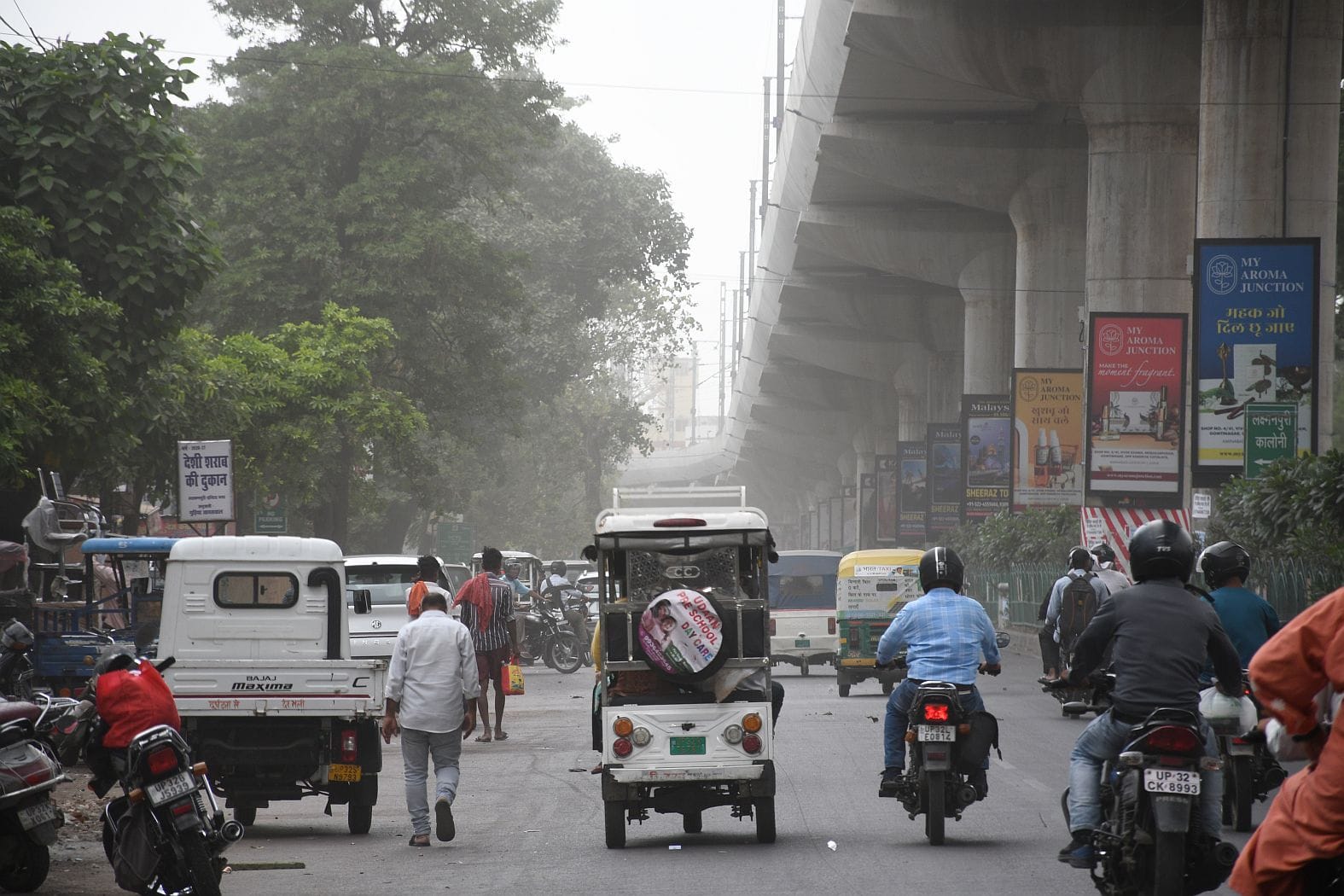 मौसम के रंग... धूप, आंधी और बारिश।