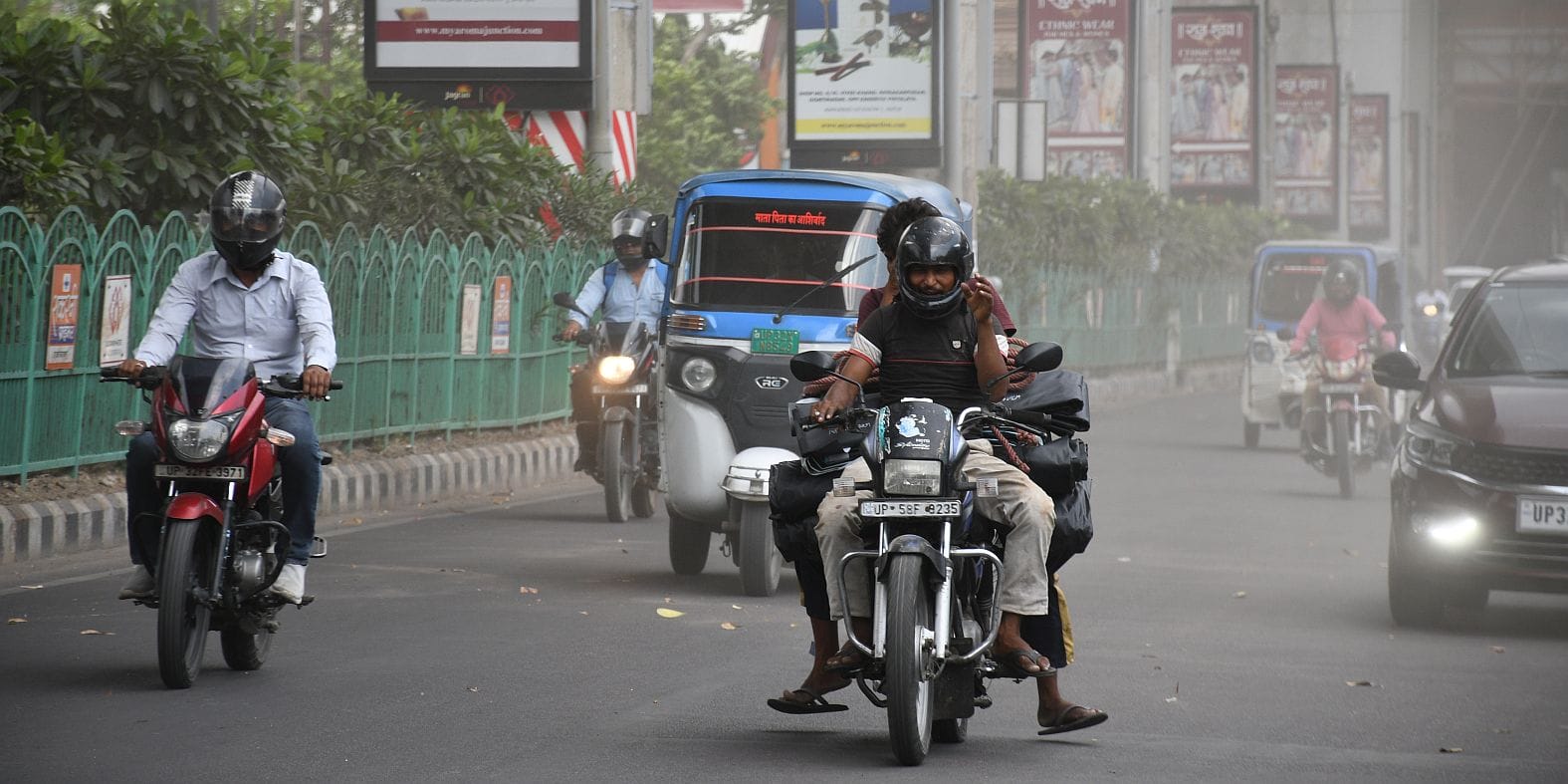 मौसम के रंग... धूप, आंधी और बारिश।