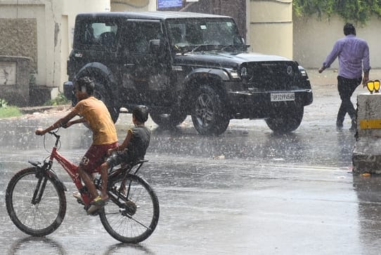 मौसम के रंग... धूप, आंधी और बारिश।
