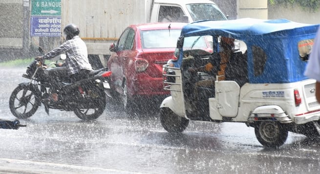 मौसम के रंग... धूप, आंधी और बारिश।