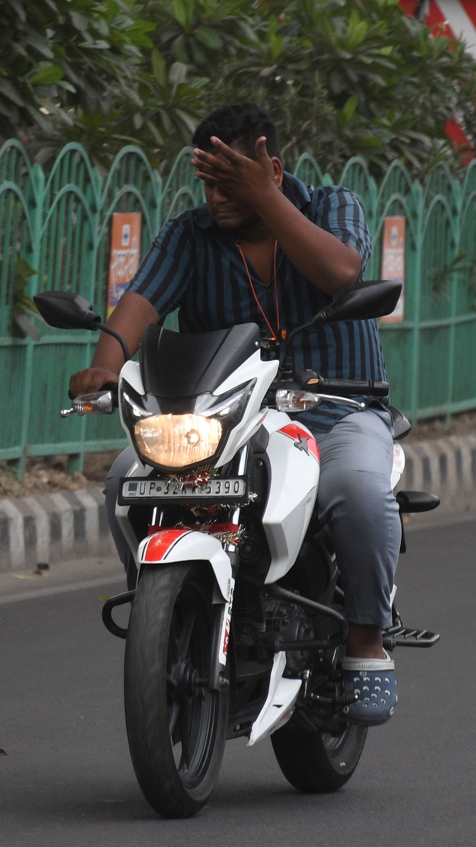 मौसम के रंग... धूप, आंधी और बारिश।