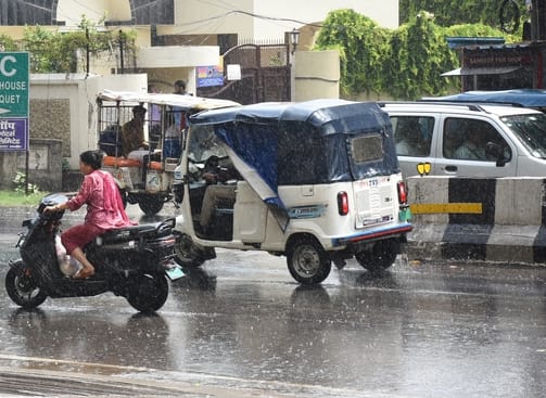 मौसम के रंग... धूप, आंधी और बारिश।