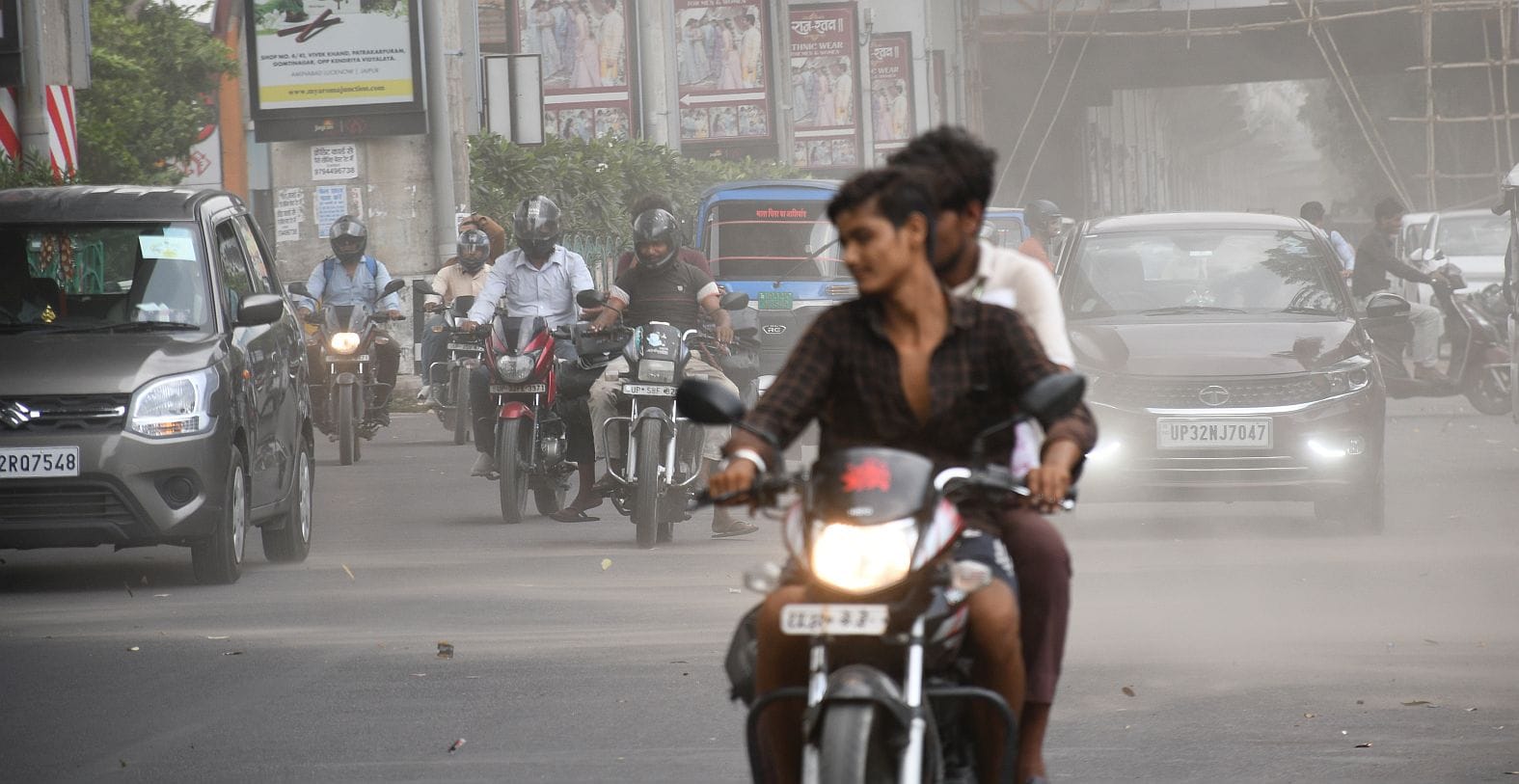 मौसम के रंग... धूप, आंधी और बारिश।