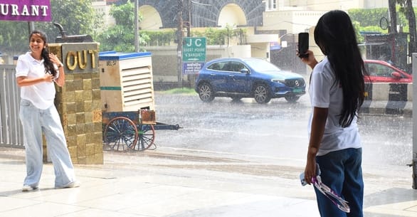 मौसम के रंग... धूप, आंधी और बारिश।