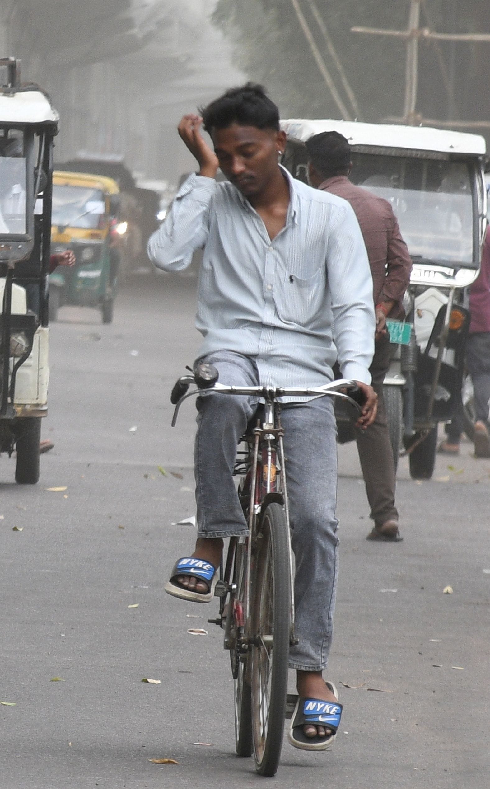 मौसम के रंग... धूप, आंधी और बारिश।