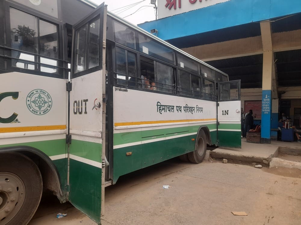 निगम की बसों के दरवाजों के लटके हुए हैंडल। -संवाद निगम की बसों के दरवाजों के लटके हुए हैंडल। -संवाद