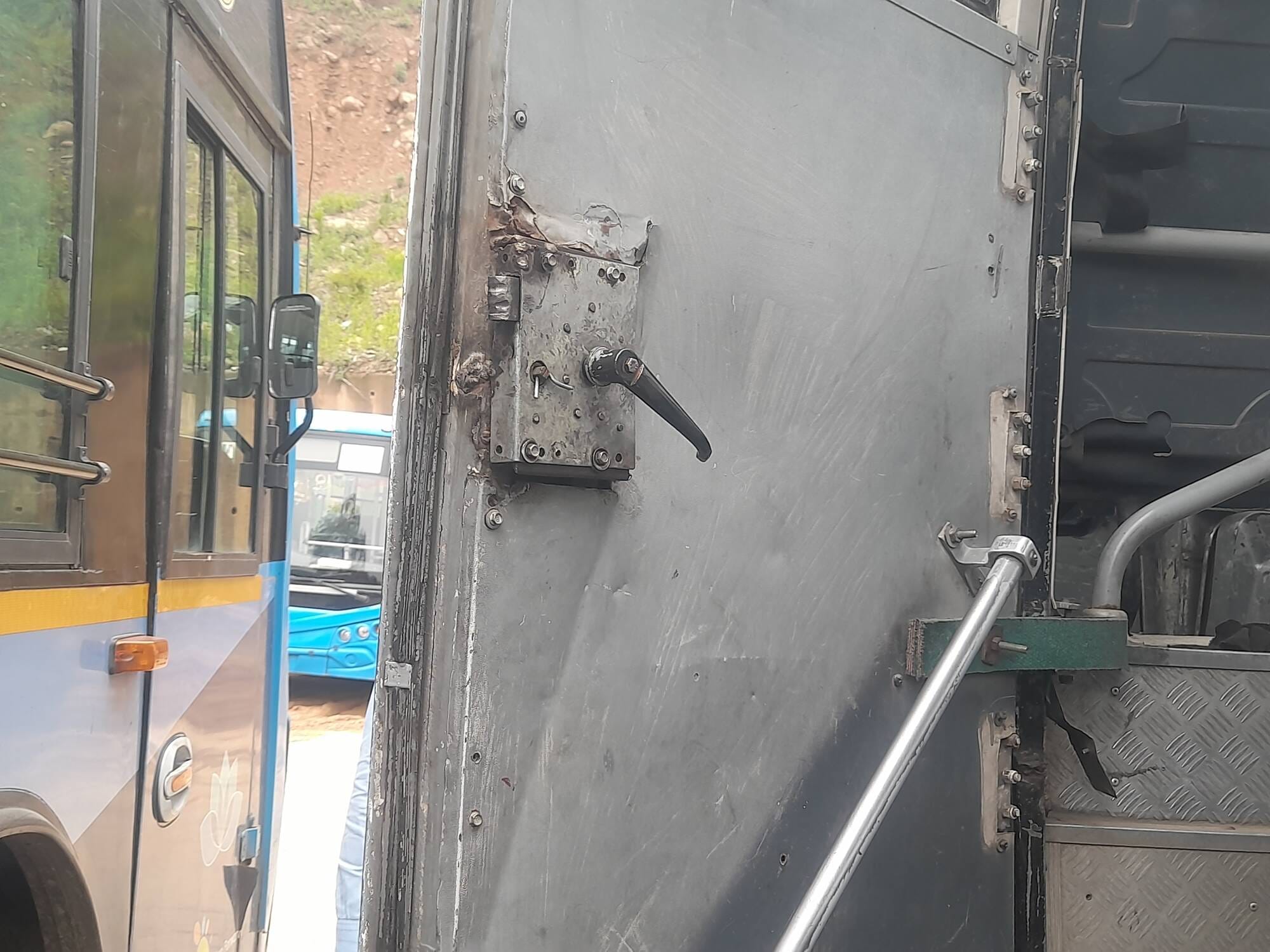 निगम की बसों के दरवाजों के लटके हुए हैंडल। -संवाद निगम की बसों के दरवाजों के लटके हुए हैंडल। -संवाद