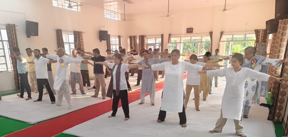 निरंकारी मिशन पांवटा साहिब में अंतर्राष्ट्रीय योग दिवस पर योग करते लोग। स्रोत: मिशन