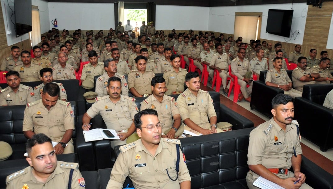 नीट को लेकर पुलिसकर्मियों को निर्देश देते जेसीपी बबलू कुमार।