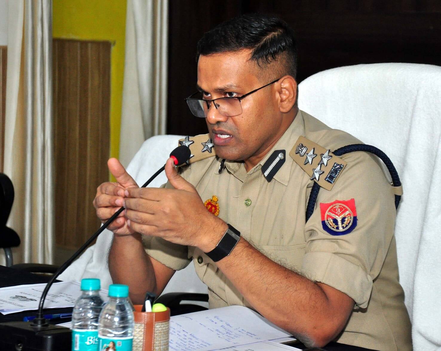नीट को लेकर पुलिसकर्मियों को निर्देश देते जेसीपी बबलू कुमार।