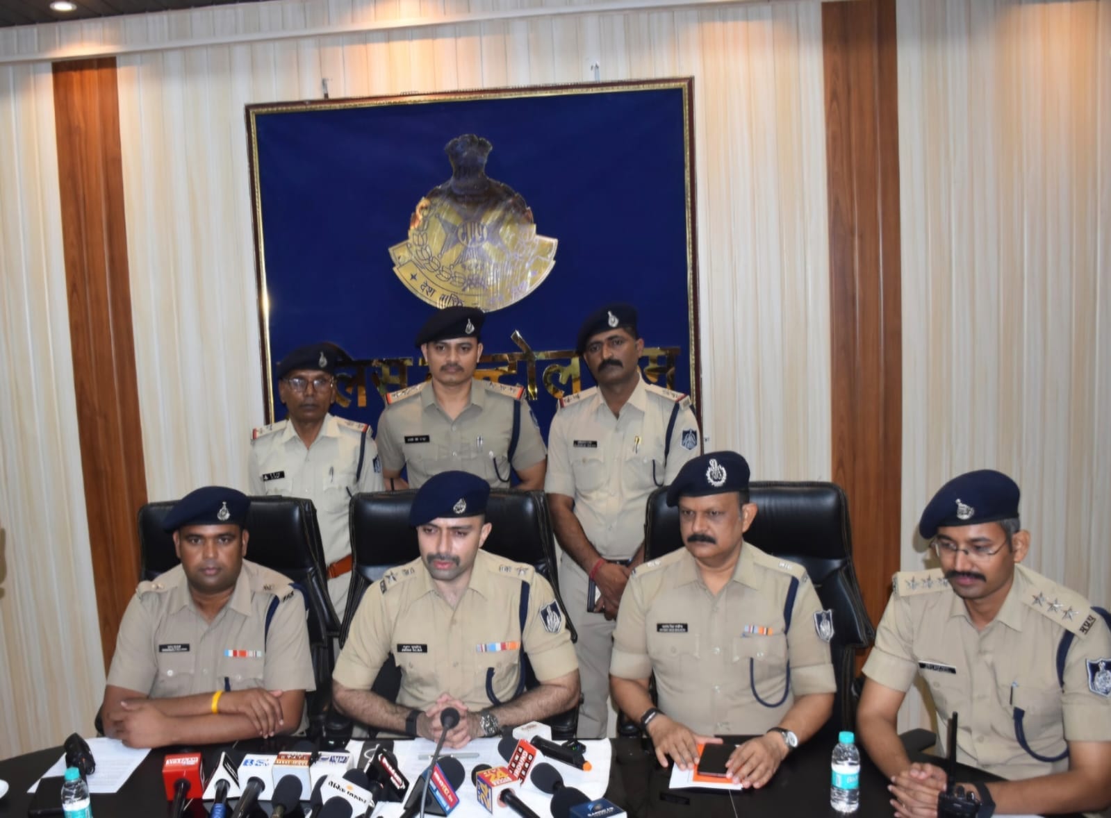 पुलिस हिरासत में आरोपी पुलिस हिरासत में आरोपी