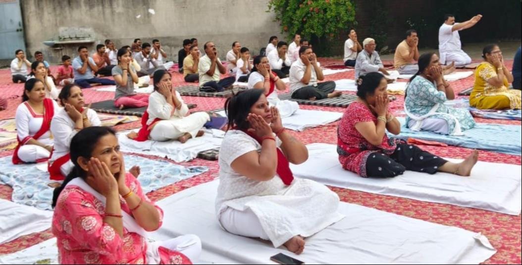 पुलिस लाइन में योग करते एसपी, एएसपी व अन्य। स्रोत पुलिस विभाग पुलिस लाइन में योग करते एसपी, एएसपी व अन्य। स्रोत पुलिस विभाग