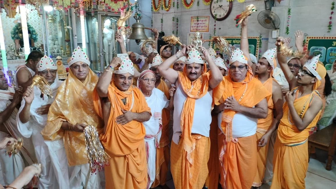 प्राचीन दिगंबर जैन बड़े मंदिर में पूजा अर्चना करते श्रद्धालु स्रोत संवाद प्राचीन दिगंबर जैन बड़े मंदिर में पूजा अर्चना करते श्रद्धालु स्रोत संवाद