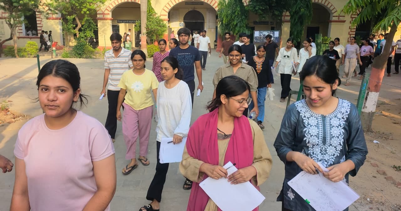 परीक्षा केंद्र आर्यकन्या इंटर कॉलेज में हो रही अभ्यर्थियों की तलाशी। संवाद परीक्षा केंद्र आर्यकन्या इंटर कॉलेज में हो रही अभ्यर्थियों की तलाशी। संवाद