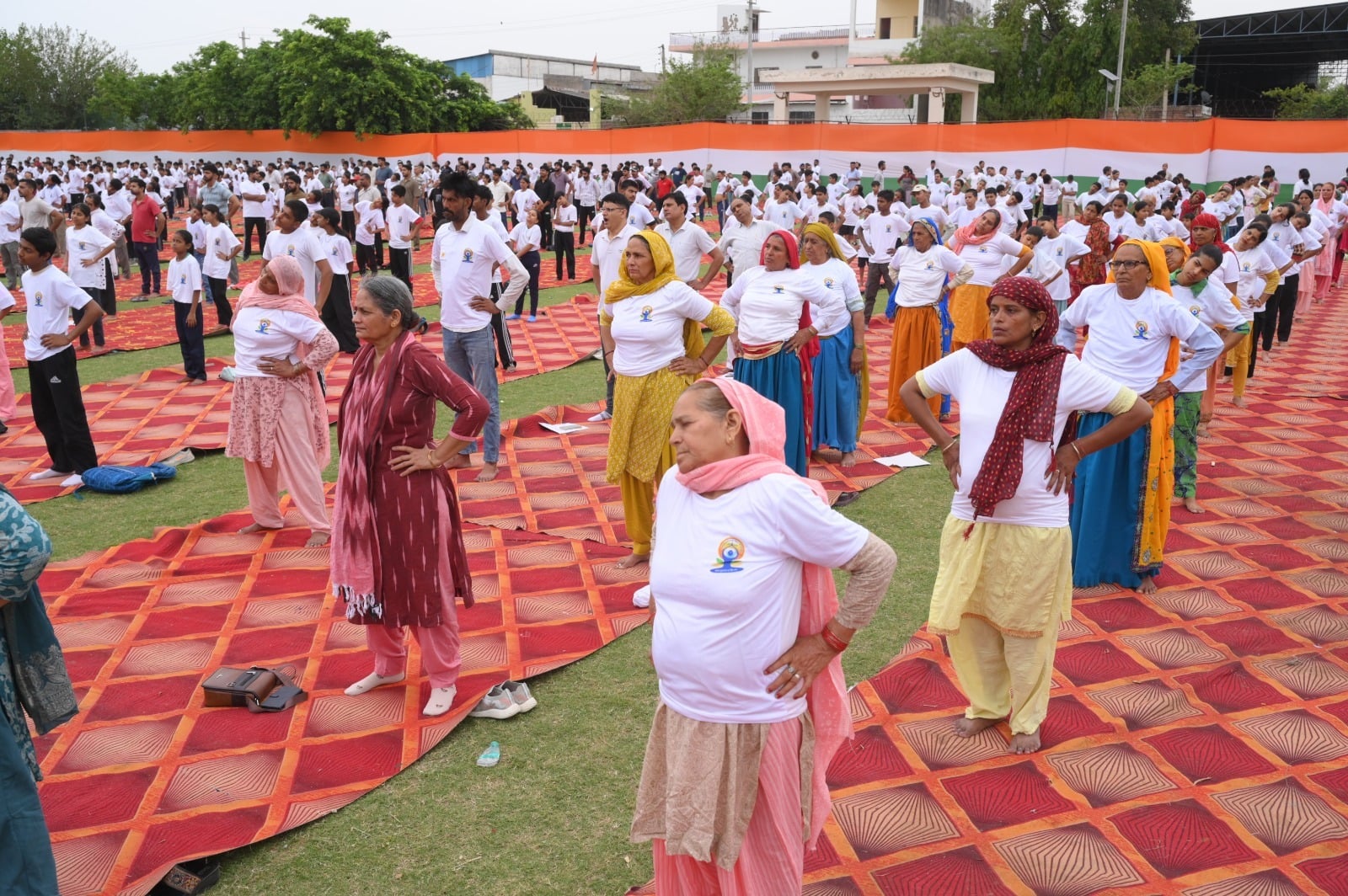 राव तुलाराम स्टेडियम में जिला स्तरीय कार्यक्रम में योगाभ्यास करते डीसी अभिषेक मीणा। संवाद