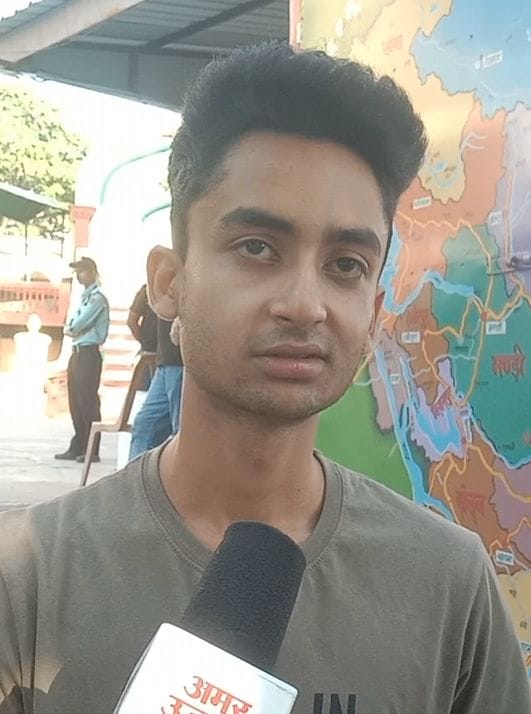 शमशेर स्कूल नाहन के परीक्षा केंद्र गेट पर अभ्यर्थी की जांच करते पुलिस कर्मी। संवाद