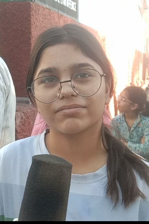 शमशेर स्कूल नाहन के परीक्षा केंद्र गेट पर अभ्यर्थी की जांच करते पुलिस कर्मी। संवाद