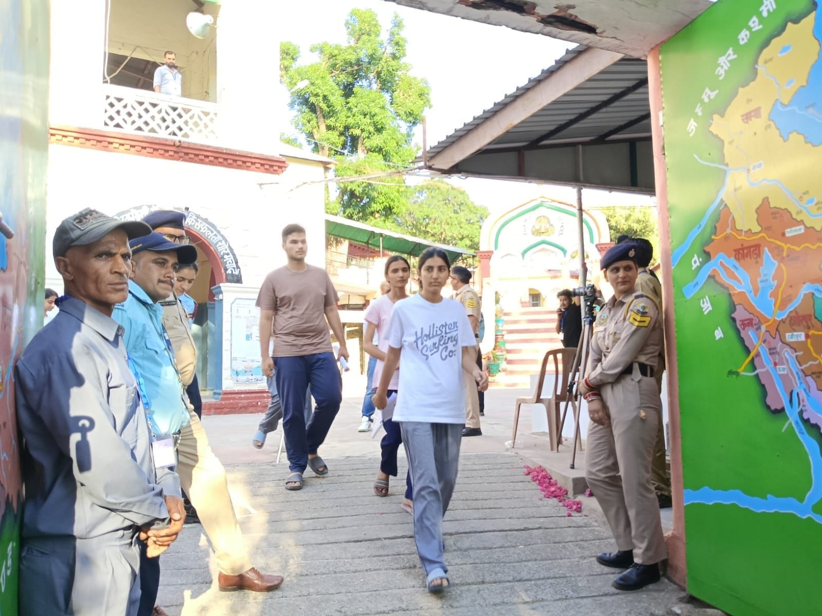शमशेर स्कूल नाहन के परीक्षा केंद्र गेट पर अभ्यर्थी की जांच करते पुलिस कर्मी। संवाद