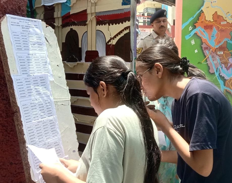 शमशेर स्कूल नाहन के परीक्षा केंद्र गेट पर अभ्यर्थी की जांच करते पुलिस कर्मी। संवाद