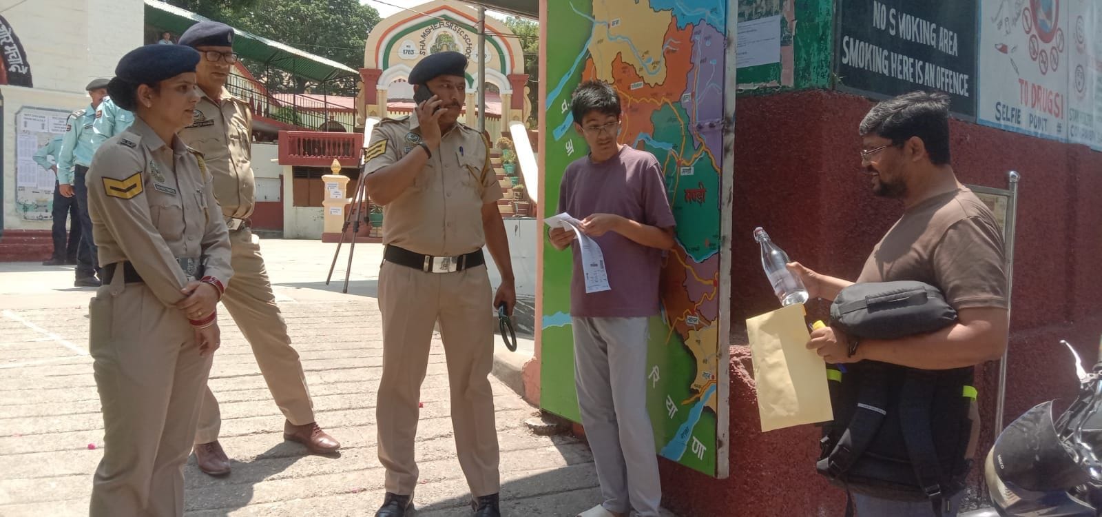शमशेर स्कूल नाहन के परीक्षा केंद्र गेट पर अभ्यर्थी की जांच करते पुलिस कर्मी। संवाद