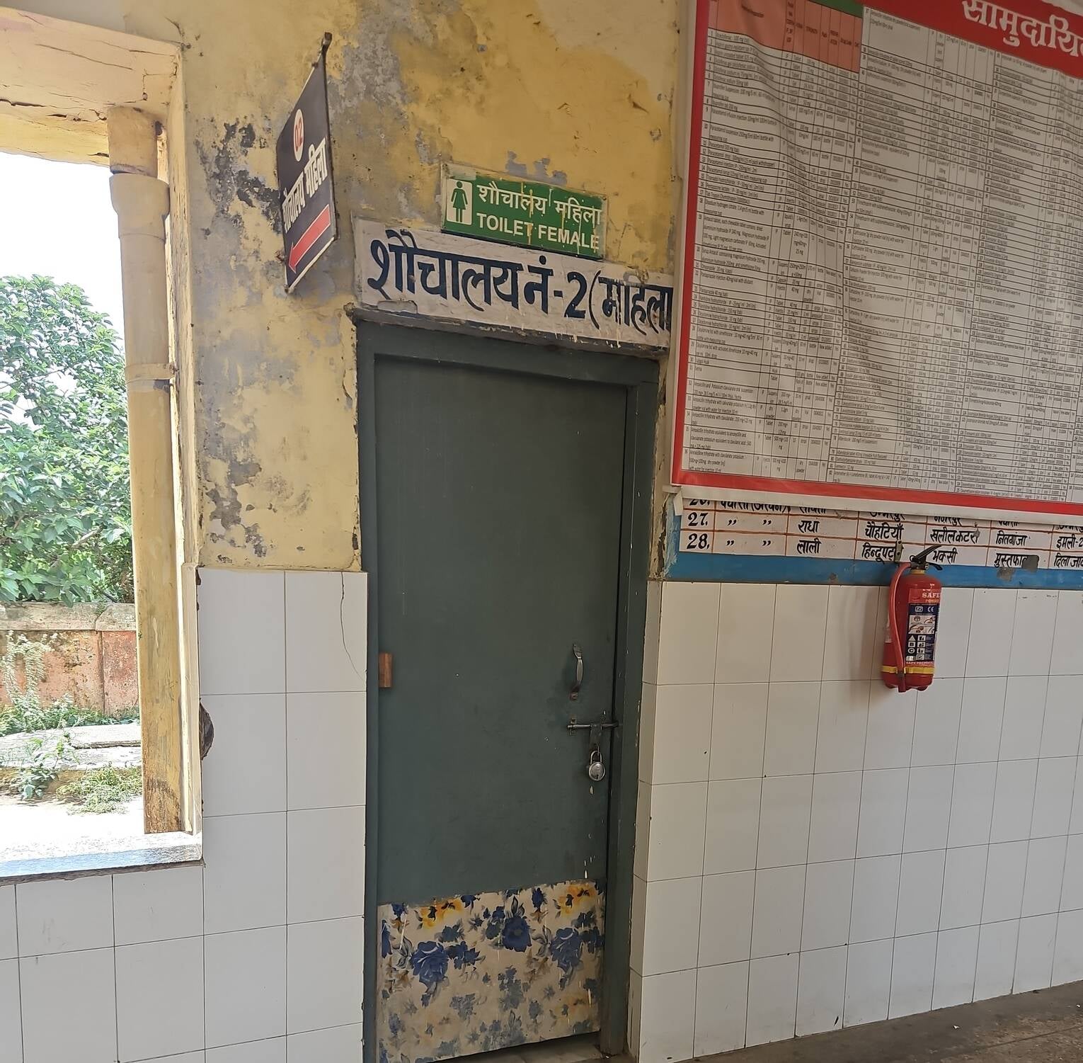 तिलहर सीएचसी में निरीक्षण करते सीएमओ डॉ. विवेक मिश्रा। संवाद तिलहर सीएचसी में निरीक्षण करते सीएमओ डॉ. विवेक मिश्रा। संवाद