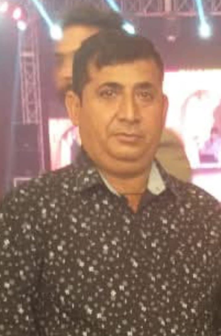 दड़वा डेयरी कॉम्प्लेक्स में पशुओं को नहलाते संचालक। संवाद दड़वा डेयरी कॉम्प्लेक्स में पशुओं को नहलाते संचालक। संवाद