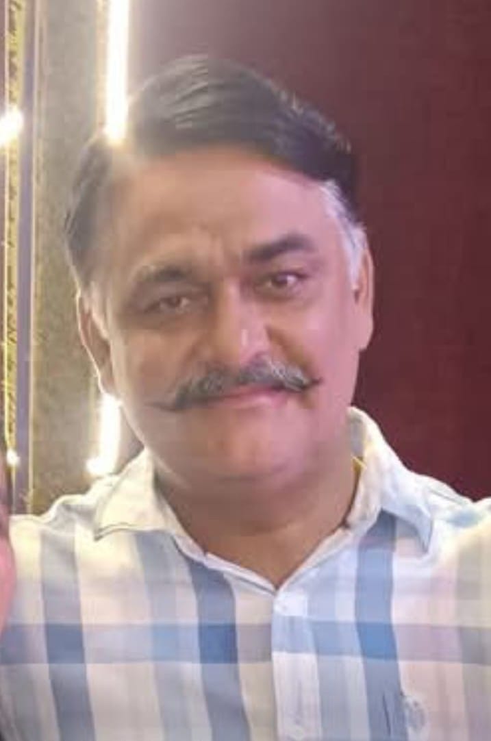 दड़वा डेयरी कॉम्प्लेक्स में पशुओं को नहलाते संचालक। संवाद दड़वा डेयरी कॉम्प्लेक्स में पशुओं को नहलाते संचालक। संवाद