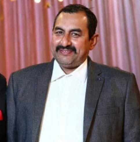 दड़वा डेयरी कॉम्प्लेक्स में पशुओं को नहलाते संचालक। संवाद दड़वा डेयरी कॉम्प्लेक्स में पशुओं को नहलाते संचालक। संवाद