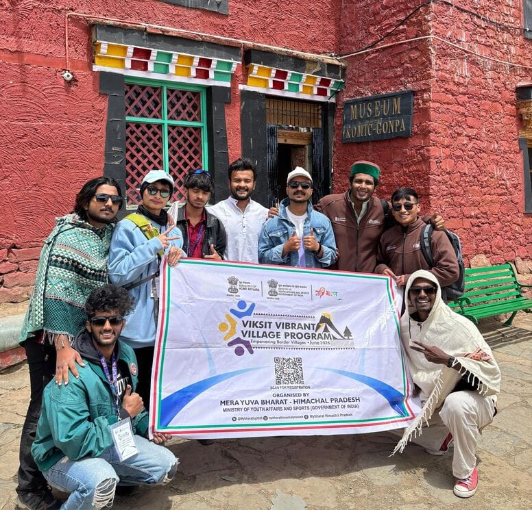 विकसित वाइब्रेंट विलेज कार्यक्रम के तहत सीमांत क्षेत्रों का भ्रमण कर रहे युवा। स्रोत : डीपीआरओ