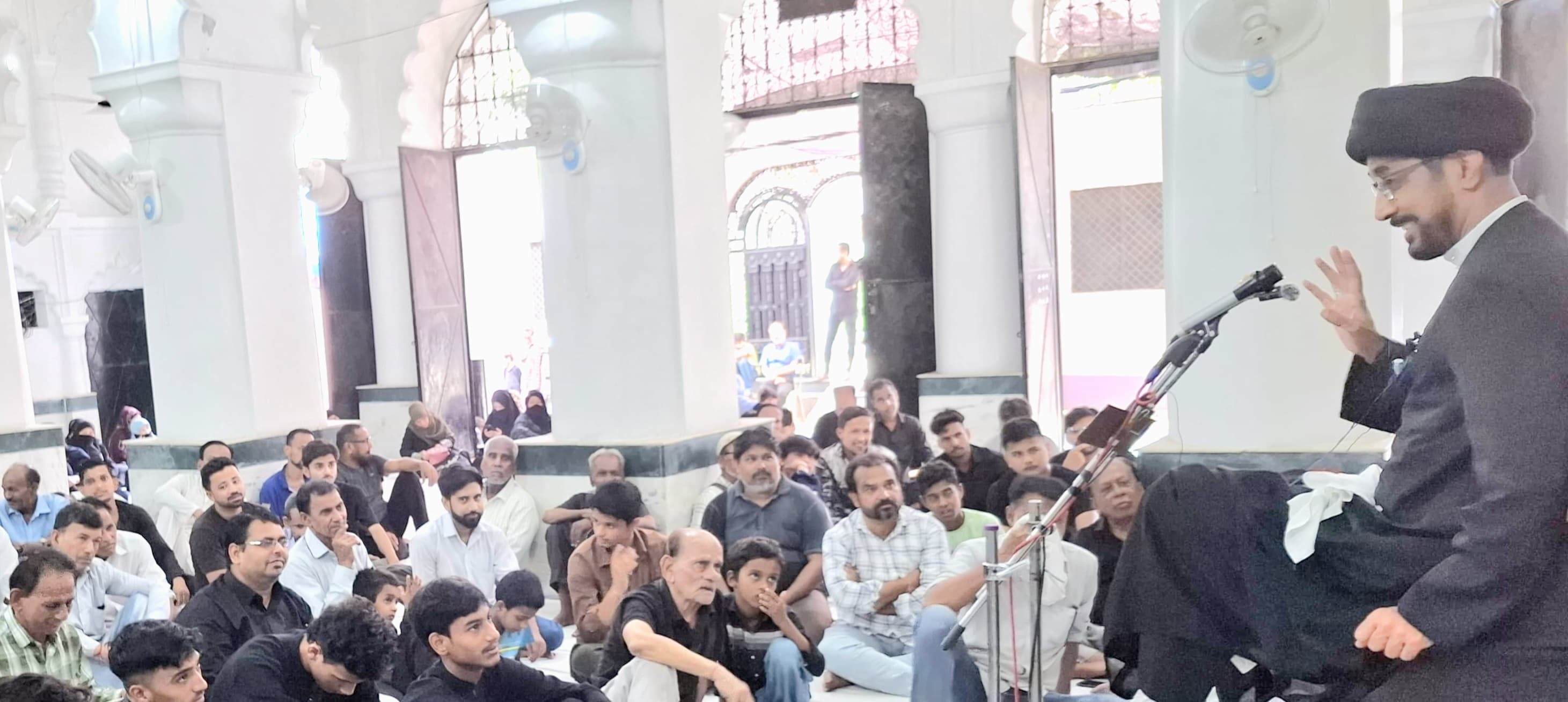 विक्टोरिया स्ट्रीट स्थिति इमामबाड़ा नाजिम साहब में मजलिस को खिताब करते हैं मोहसिन अब्बास। स्रोत विक्टोरिया स्ट्रीट स्थिति इमामबाड़ा नाजिम साहब में मजलिस को खिताब करते हैं मोहसिन अब्बास। स्रोत