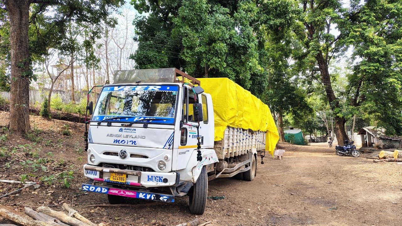 वन विभाग ने जब्त की गाड़ी