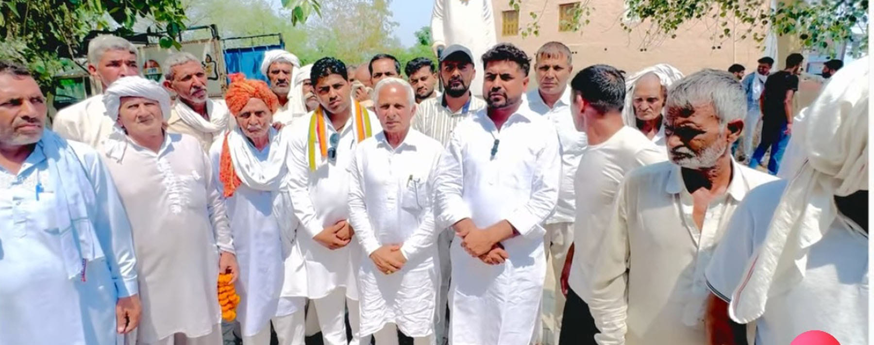 वृद्धाश्रम के लिए भूमि पूजन अवसर पर मौजूद जिला पार्षद दीप बालू व अन्य
