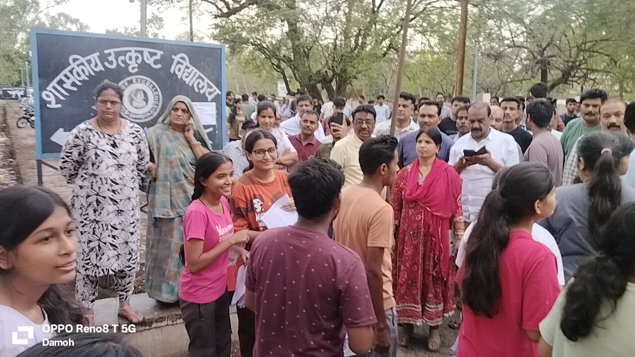 एग्जाम देने जाते छात्र छात्राएं