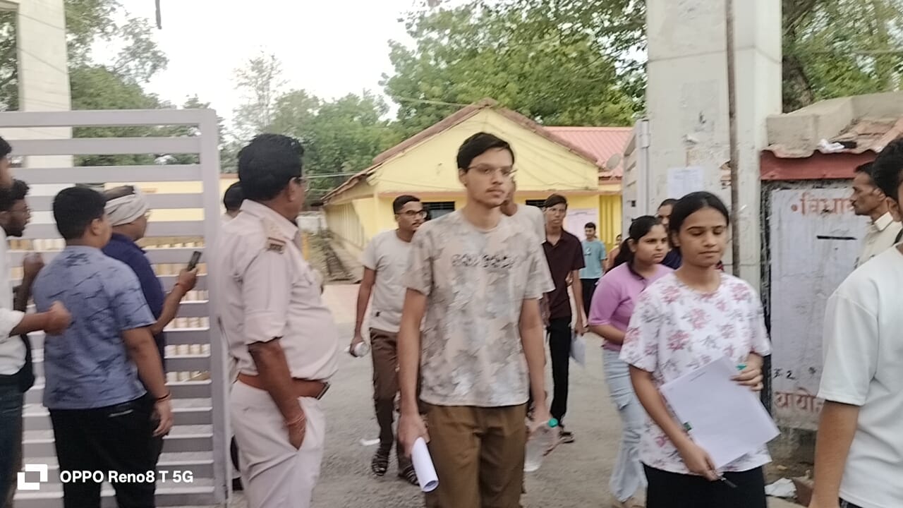 एग्जाम देने जाते छात्र छात्राएं