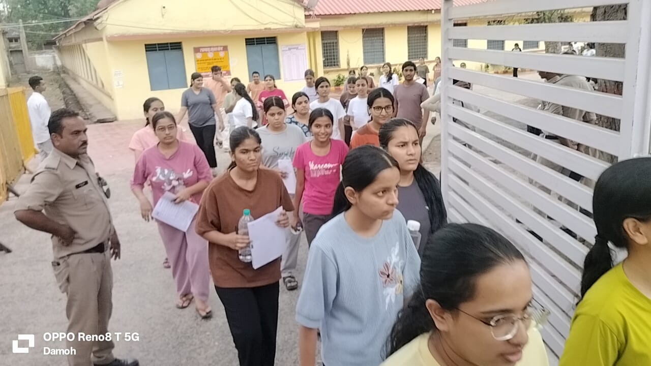 एग्जाम देने जाते छात्र छात्राएं