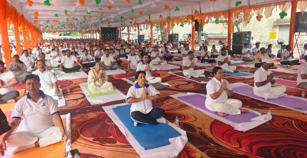 योग के प्रतिभागियों को किया गया सम्मानित। संवाद योग के प्रतिभागियों को किया गया सम्मानित। संवाद