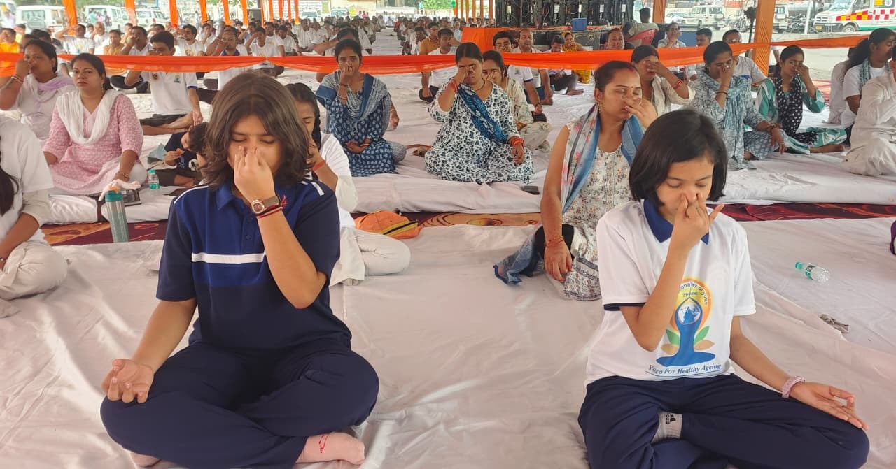 योग के प्रतिभागियों को किया गया सम्मानित। संवाद योग के प्रतिभागियों को किया गया सम्मानित। संवाद