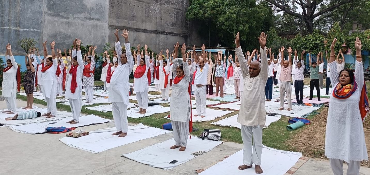 योग के प्रतिभागियों को किया गया सम्मानित। संवाद योग के प्रतिभागियों को किया गया सम्मानित। संवाद